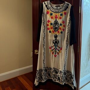 Elegant Floral Embroidered Salwar Kameez/Kurta